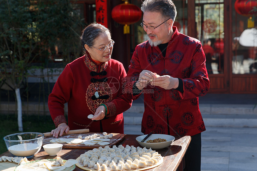 幸福的老年夫妇过年包饺子图片