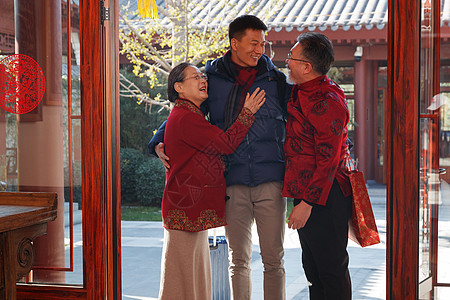 青年男人过年回家和父母团聚图片