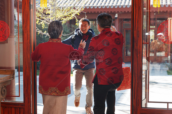 青年男人过年回家和父母团聚图片