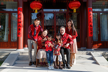 幸福的大家庭庆祝新年图片