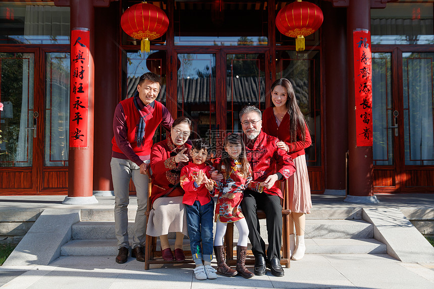 幸福的大家庭庆祝新年高清图片下载-正版图片507661006-摄图网