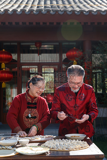 幸福的老年夫妇过年包饺子图片