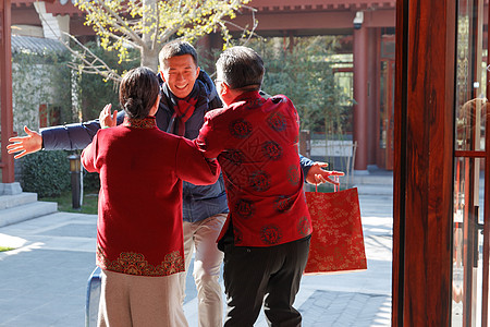 青年男人过年回家和父母团聚图片