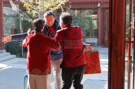 青年男人过年回家和父母团聚图片