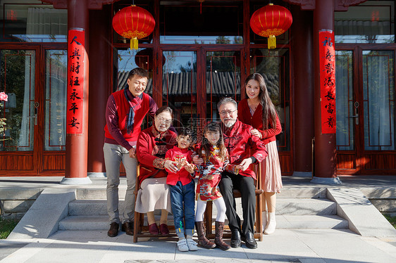 幸福的大家庭庆祝新年图片