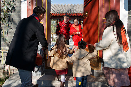 幸福家庭回家过新年图片