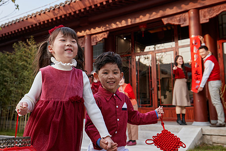 快乐儿童追逐嬉戏庆新年背景图片