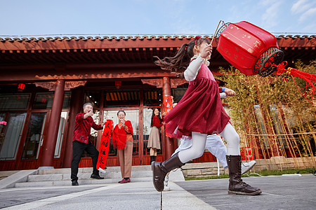 幸福的大家庭贴春联庆祝新年图片