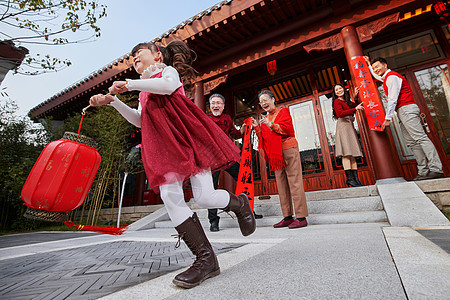 幸福的大家庭贴春联庆祝新年图片