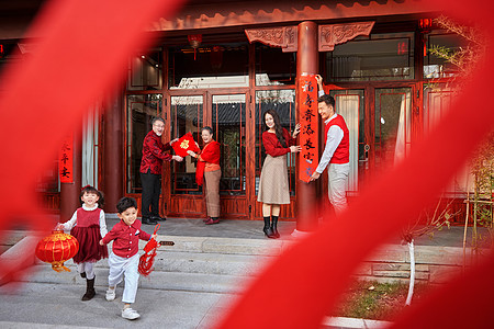 幸福的大家庭贴春联庆祝新年图片