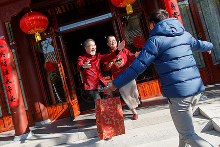 青年男人过年回家和父母团聚图片