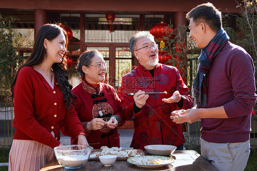 幸福的家庭过年包饺子图片