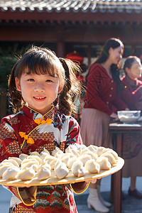 内蒙古大召寺幸福的家庭过年包饺子背景