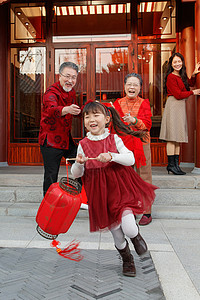 幸福的大家庭贴春联庆祝新年图片