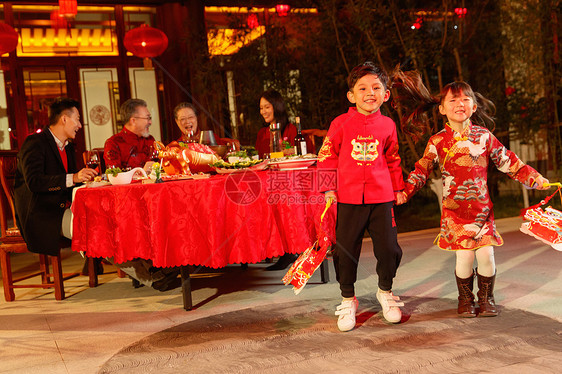 快乐家庭庆祝新年图片