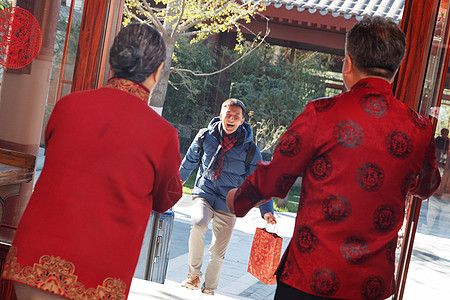 青年男人过年回家和父母团聚图片