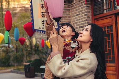 快乐母女逛庙会图片