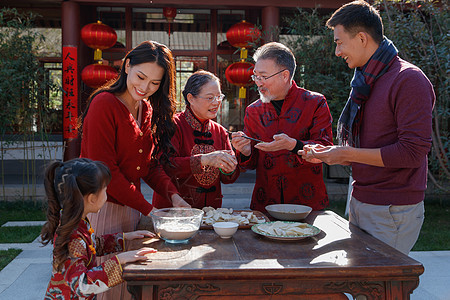 幸福的家庭过年包饺子图片