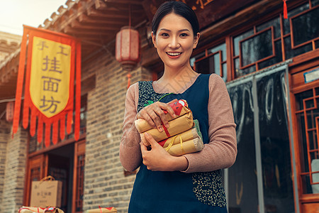 热情的服务员推销挂面图片