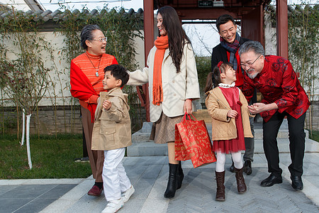 幸福家庭回家与老人团聚过新年图片