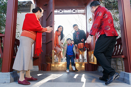 幸福家庭回家与老人团聚过新年图片