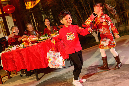 快乐家庭庆祝新年图片