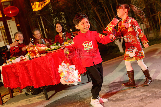 快乐家庭庆祝新年图片