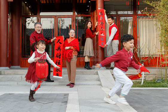 快乐儿童追逐嬉戏庆新年图片