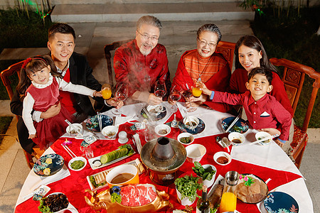 东方家庭在中式庭院内干杯庆祝新年高清图片