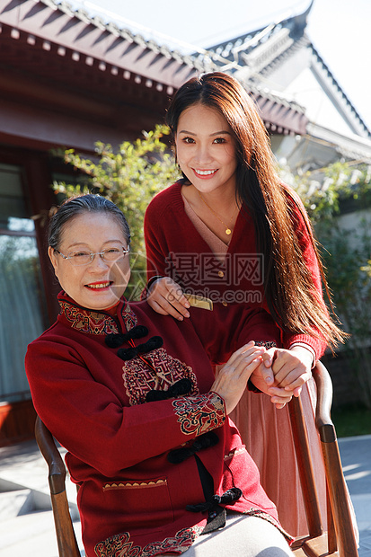 青年女人为母亲梳头图片