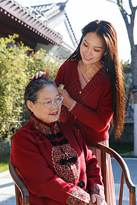 母女聊天青年女人为母亲梳头背景