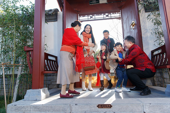 幸福家庭回家与老人团聚过新年图片