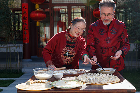 幸福的老年夫妇过年包饺子图片