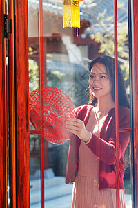 年轻女人过年贴窗花图片