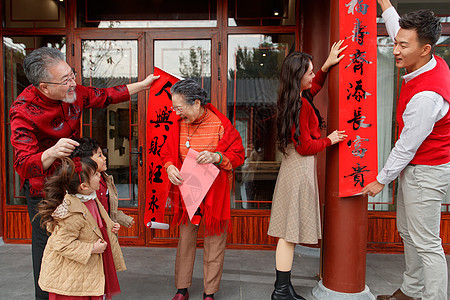 幸福的大家庭贴春联庆祝新年图片