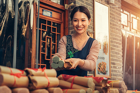 热情的服务员推销挂面图片