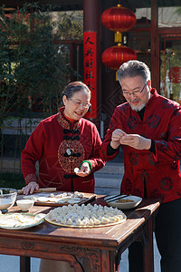 幸福的老年夫妇过年包饺子图片