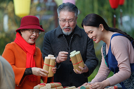 老年夫妇购买挂面图片