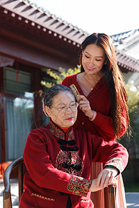 青年女人为母亲梳头图片