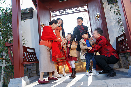 幸福家庭回家与老人团聚过新年图片