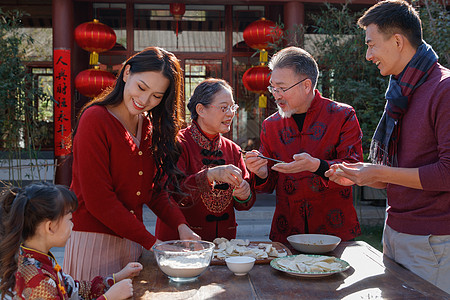 幸福的家庭过年包饺子图片