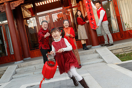 幸福的大家庭贴春联庆祝新年图片