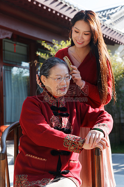 青年女人为母亲梳头图片