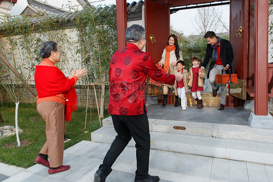 幸福家庭回家与老人团聚过新年图片