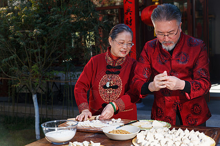 幸福的老年夫妇过年包饺子图片