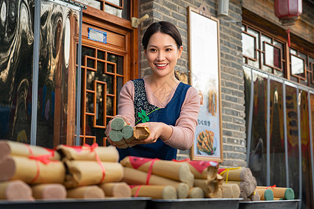 热情的服务员推销挂面图片