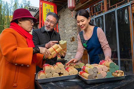 老年夫妇购买挂面图片