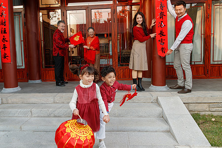 快乐儿童追逐嬉戏庆新年图片