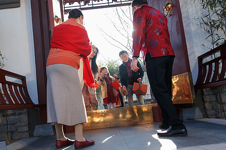 幸福家庭回家与老人团聚过新年图片