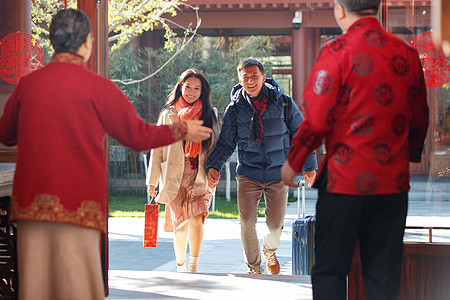 青年伴侣回家过新年图片